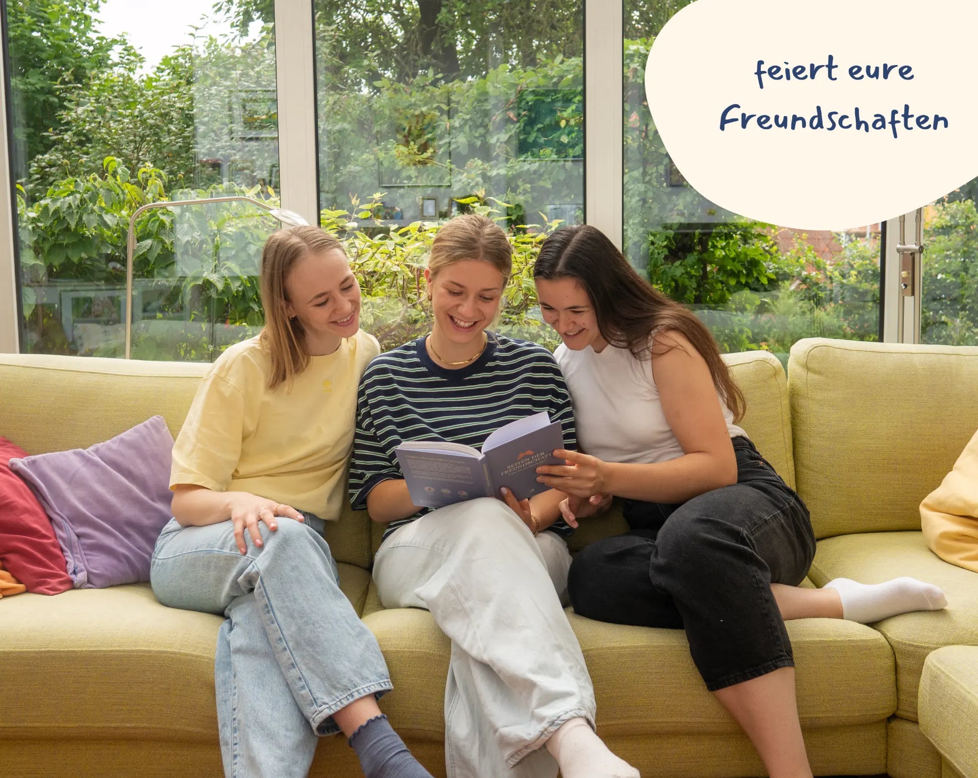 Freundinnen schauen sich das Freundschaftsbuch an