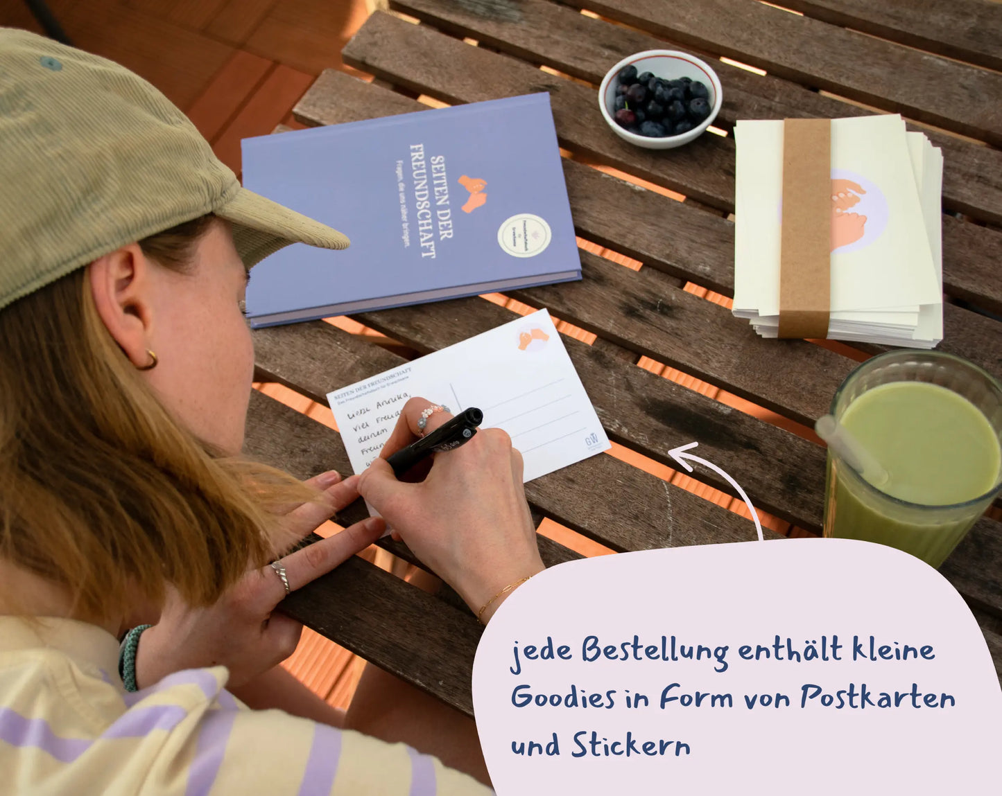 Goddies die jeder Bestellung beigefügt werden liegen auf einem Tisch