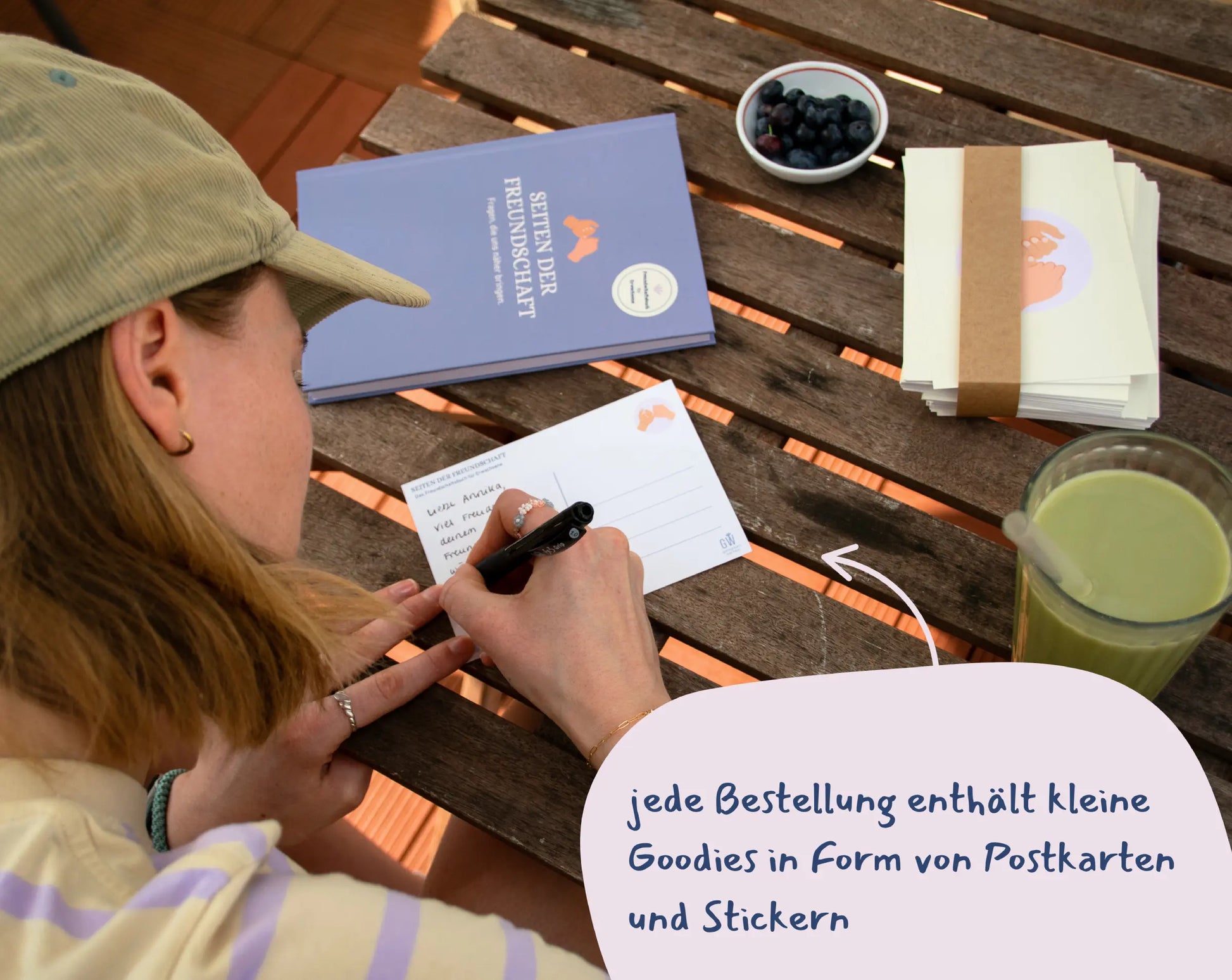 Goddies die jeder Bestellung beigefügt werden liegen auf einem Tisch